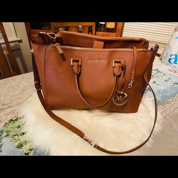 Michael kors hobos color brown good condition - Picture 2 of 8